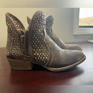 Womens Circle G brown round toe Booties Size 10